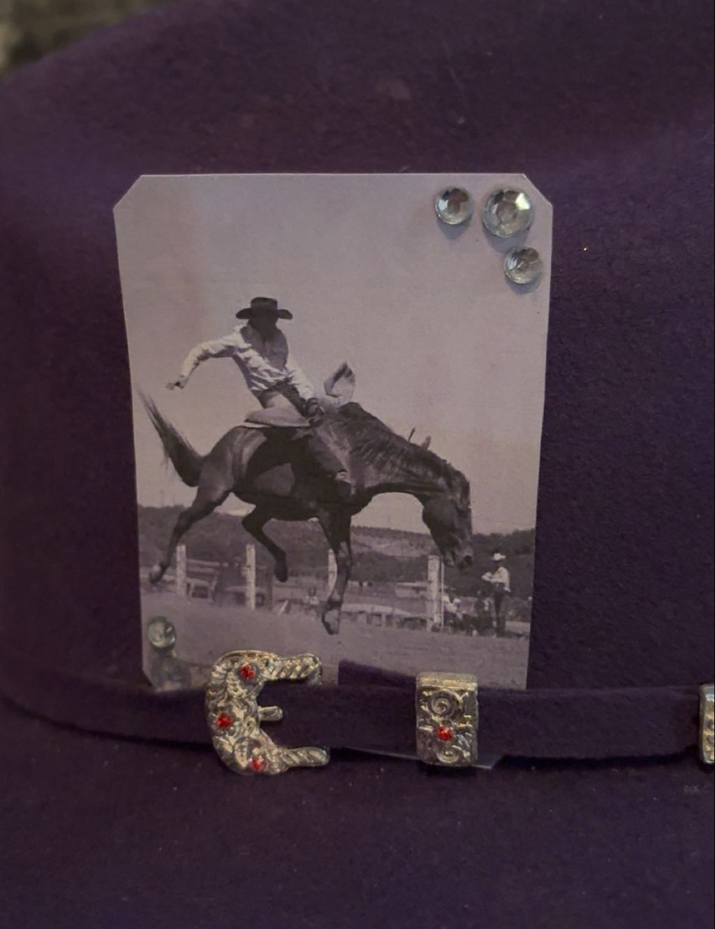 Black & White Saddle Bronc Silver Gemstone Single Hat Card