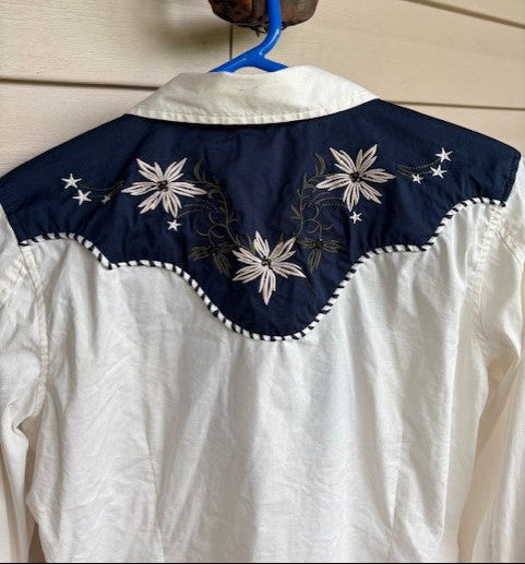 -New With Tags- Idyllwind By Miranda Lambert Blue & White Floral Pearl Snap
