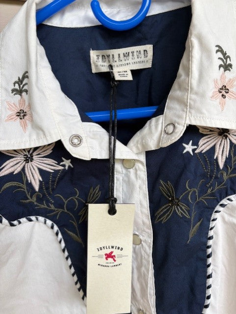 -New With Tags- Idyllwind By Miranda Lambert Blue & White Floral Pearl Snap